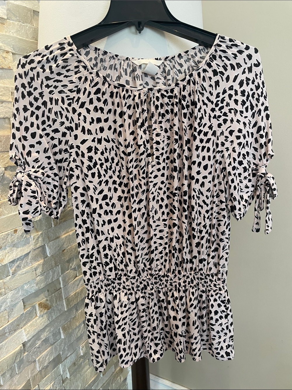 5/$25 H&M Black and PinkAnimal Print Peplum Blouse